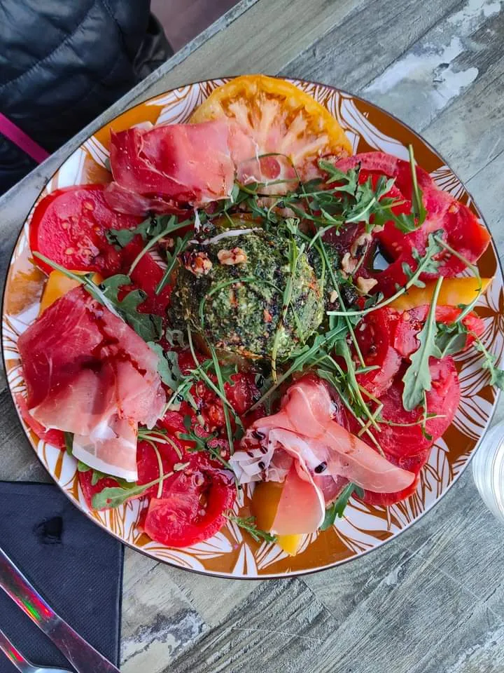 Salade de Tomates Anciennes Locales Et Sa Burrata Di Buffala